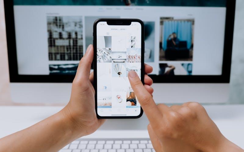 Personne consultant des informations sur son smartphone