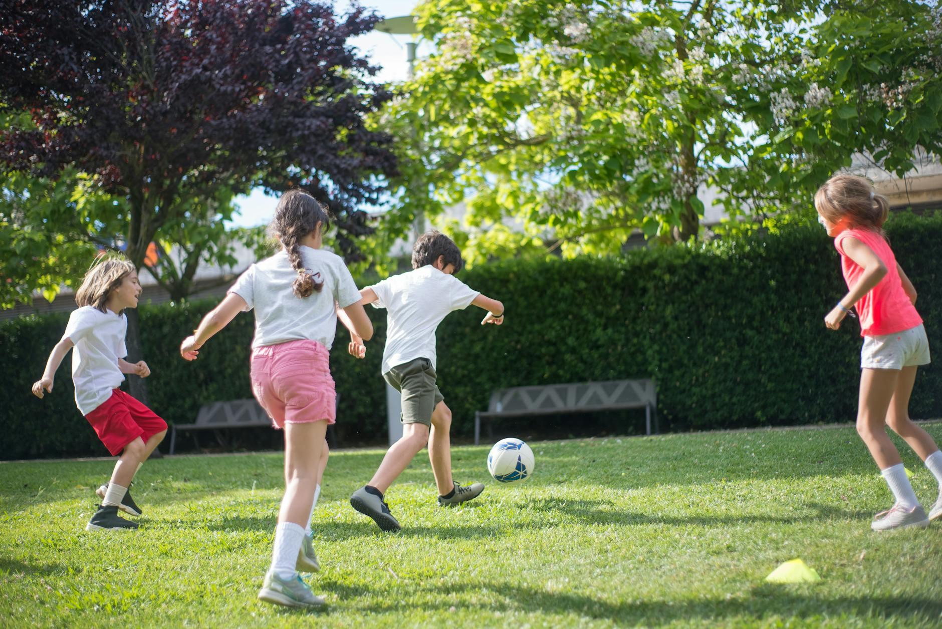 Enfants jouant ensemble dans un parc municipal
