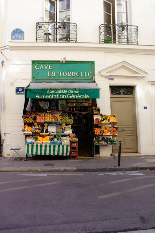 Devanture d'un commerce de proximite sur une rue pietonne