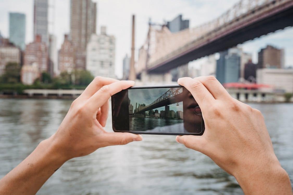 Personne photographiant la ville avec son smartphone