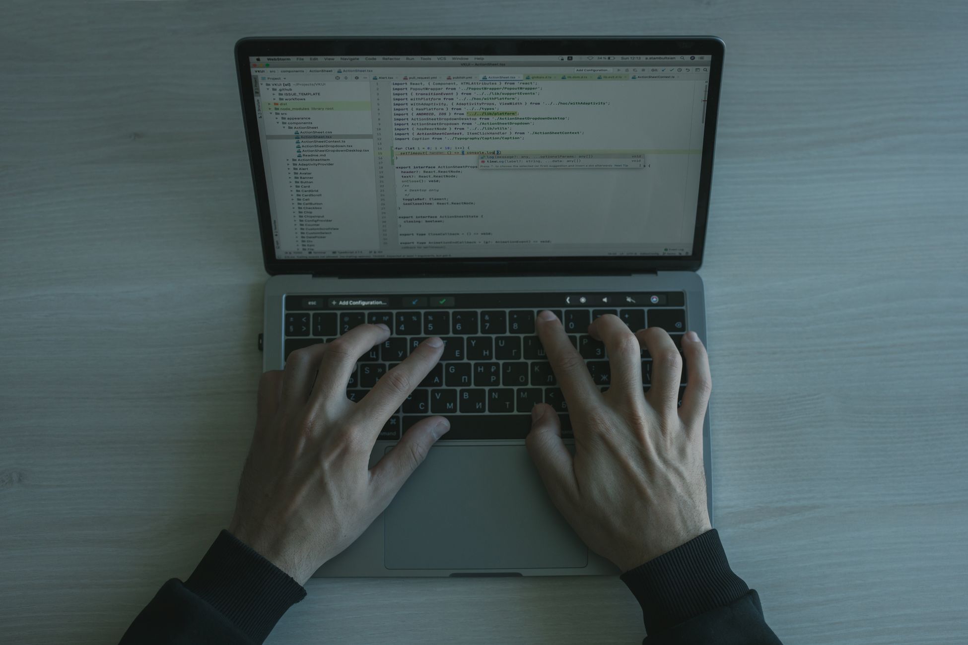 Mains tapant sur un clavier d'ordinateur, symbolisant la cybersécurité municipale