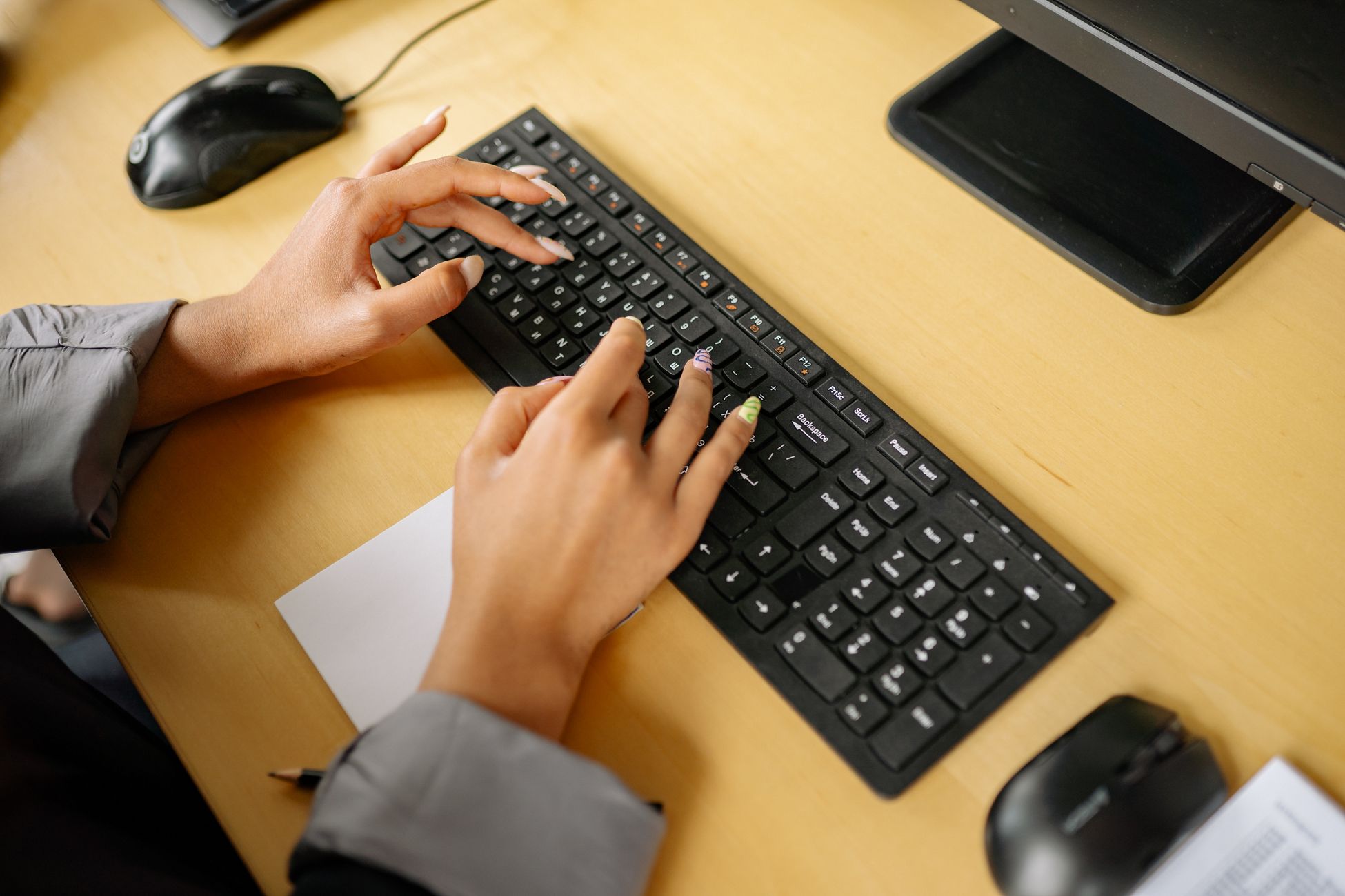 Agent municipal travaillant sur un ordinateur de bureau