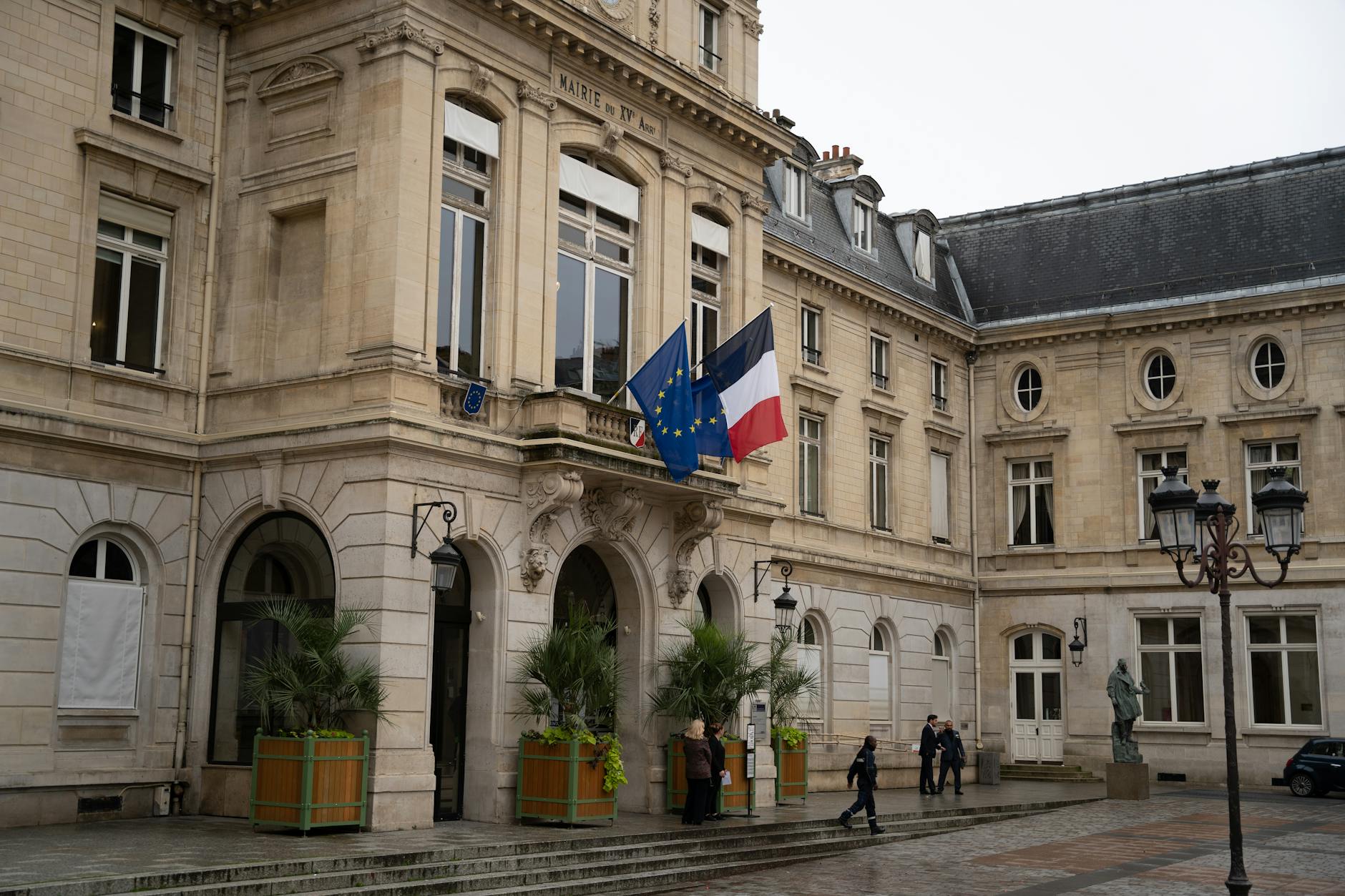 Façade de mairie française avec drapeaux tricolore et européen